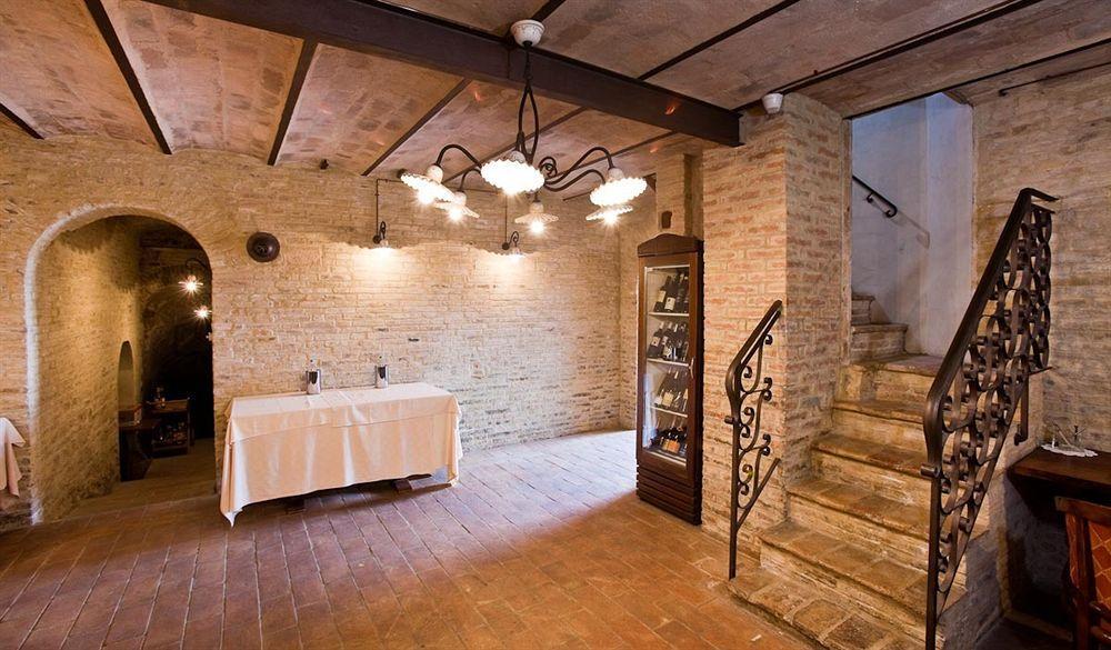 Готель Castello Montegiove Фано Екстер'єр фото