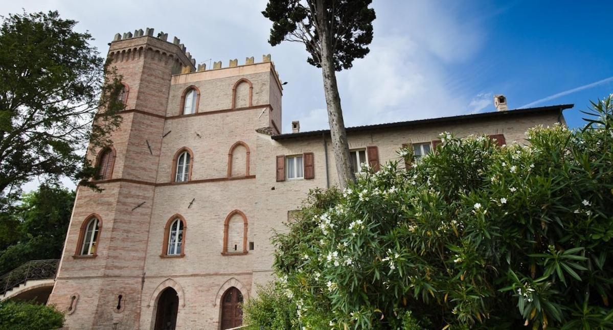 Готель Castello Montegiove Фано Екстер'єр фото