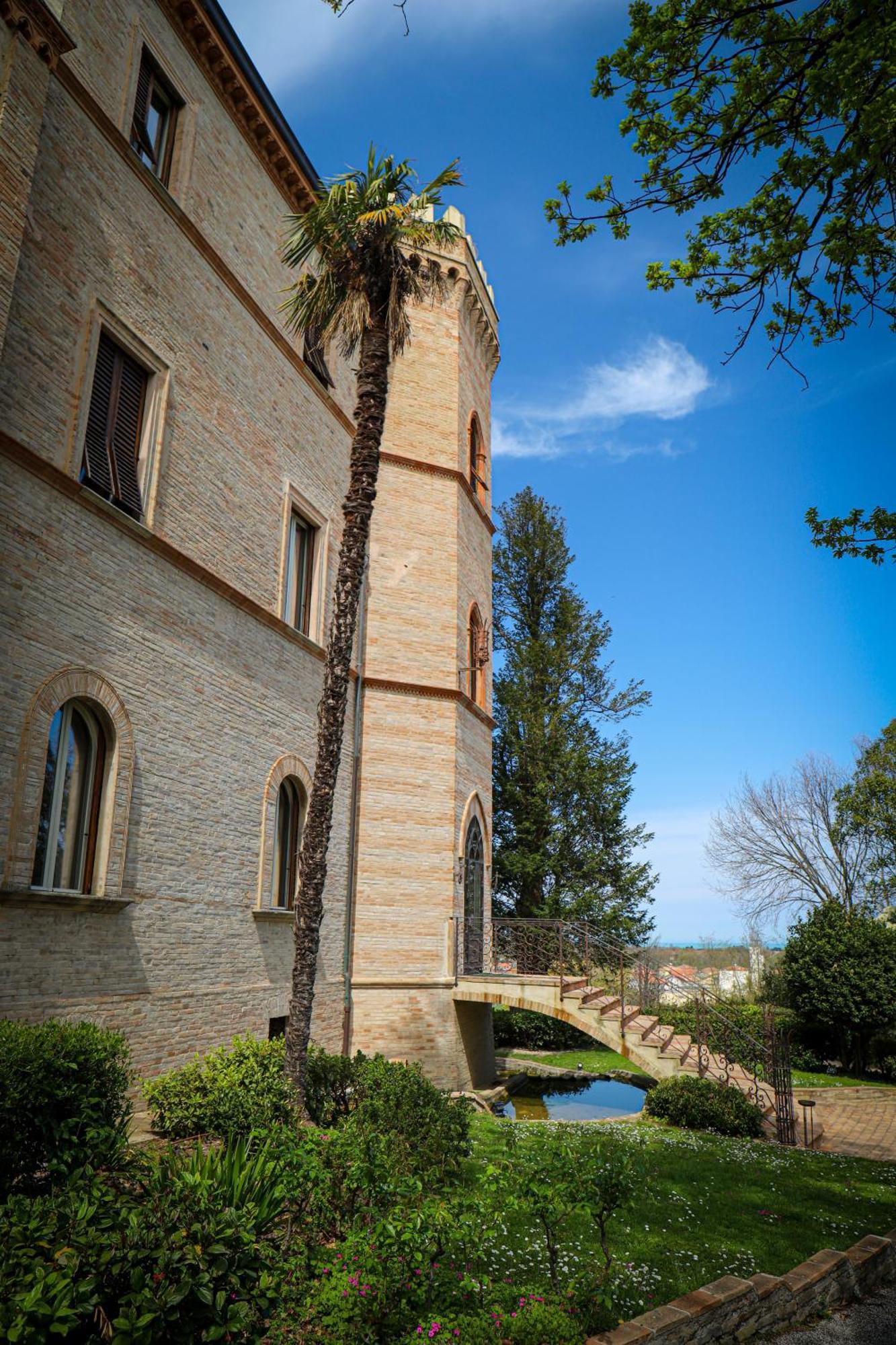 Готель Castello Montegiove Фано Екстер'єр фото