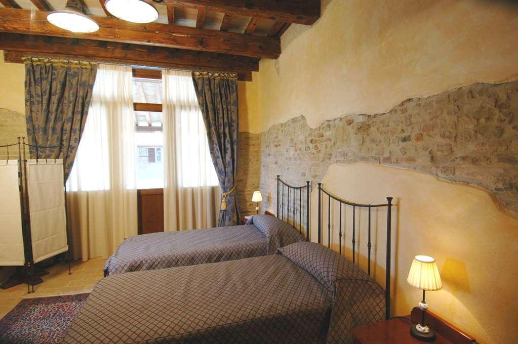 Готель Castello Montegiove Фано Номер фото